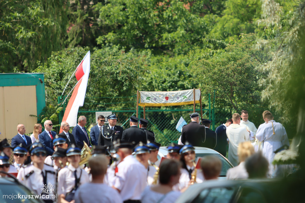 Trwa uroczystość Bożego Ciała w Kruszwicy. Ulicami zmierza procesja [FOTO]