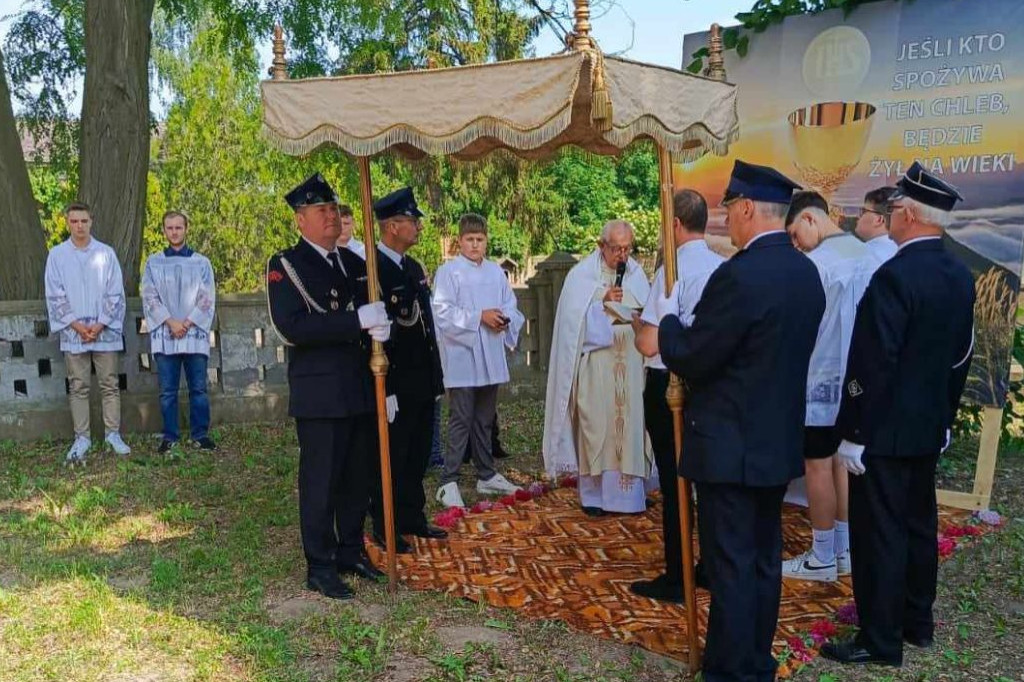 Strażacy z Witowic uczestniczyli w procesji Bożego Ciała