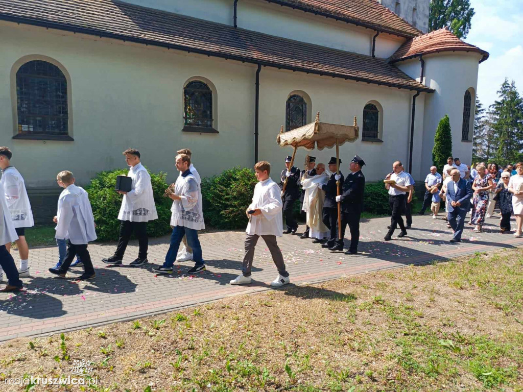 Strażacy z Witowic uczestniczyli w procesji Bożego Ciała