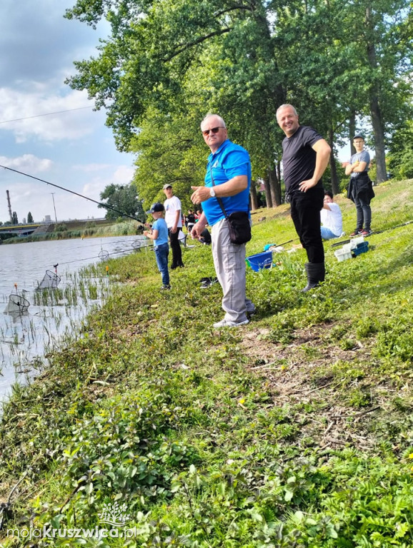 Rodzinne zawody wędkarskie nad brzegiem Gopła