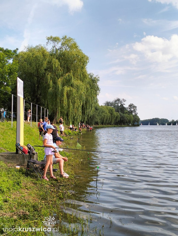 Rodzinne zawody wędkarskie nad brzegiem Gopła