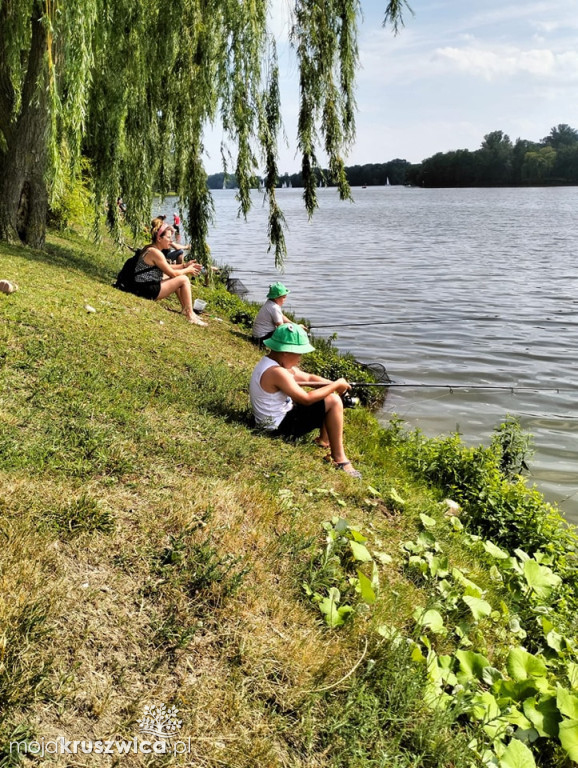 Rodzinne zawody wędkarskie nad brzegiem Gopła