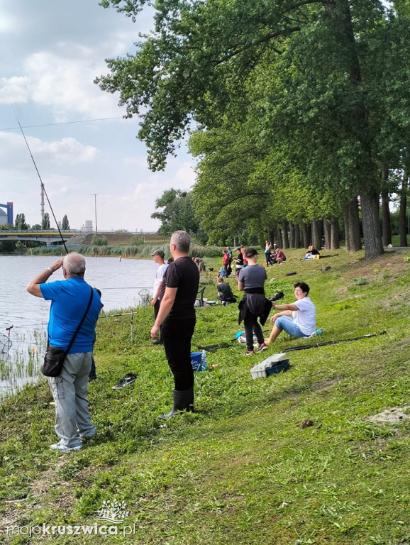 Rodzinne zawody wędkarskie nad brzegiem Gopła