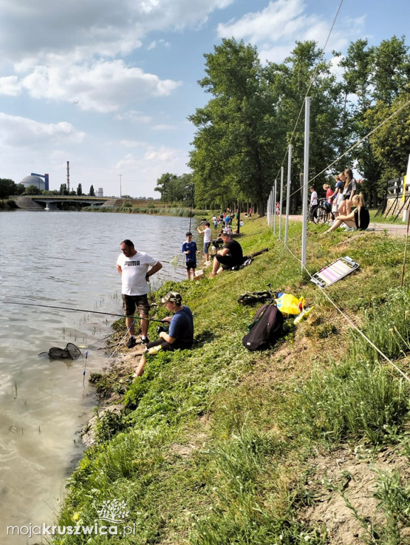 Rodzinne zawody wędkarskie nad brzegiem Gopła