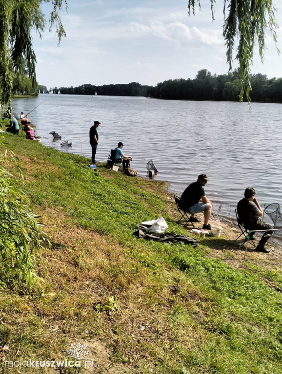 Rodzinne zawody wędkarskie nad brzegiem Gopła