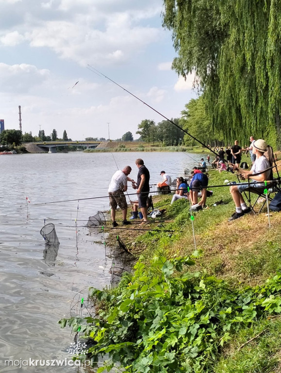 Rodzinne zawody wędkarskie nad brzegiem Gopła