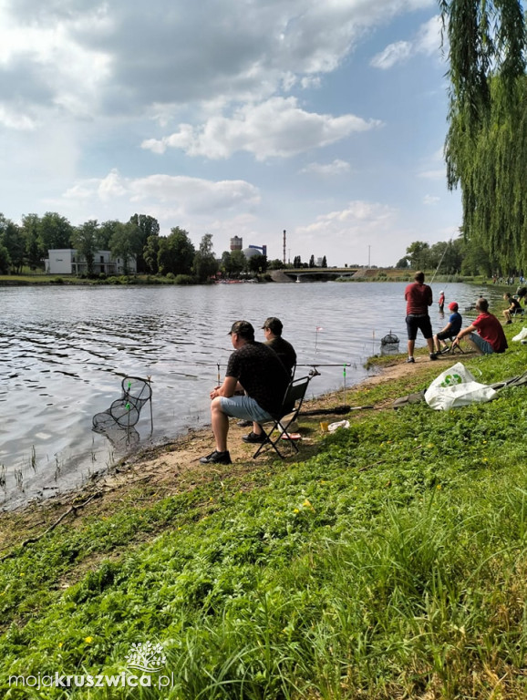 Rodzinne zawody wędkarskie nad brzegiem Gopła