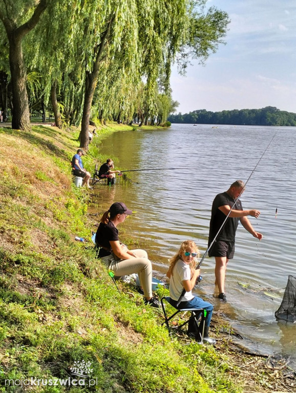 Rodzinne zawody wędkarskie nad brzegiem Gopła