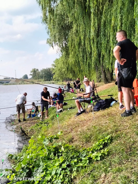 Rodzinne zawody wędkarskie nad brzegiem Gopła