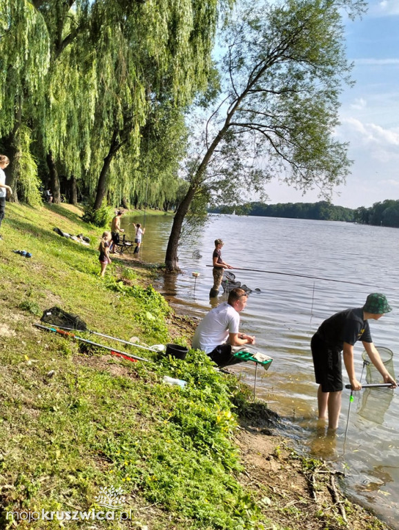 Rodzinne zawody wędkarskie nad brzegiem Gopła