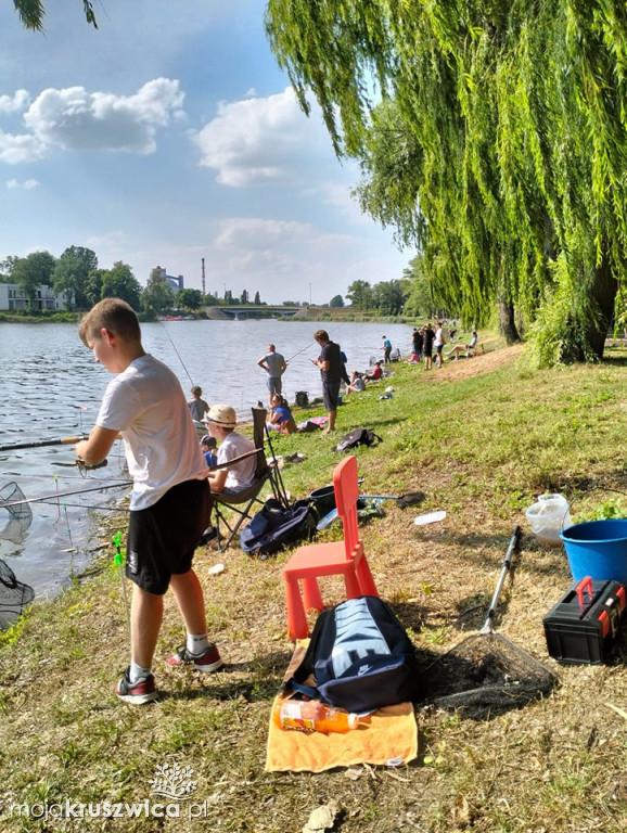 Rodzinne zawody wędkarskie nad brzegiem Gopła