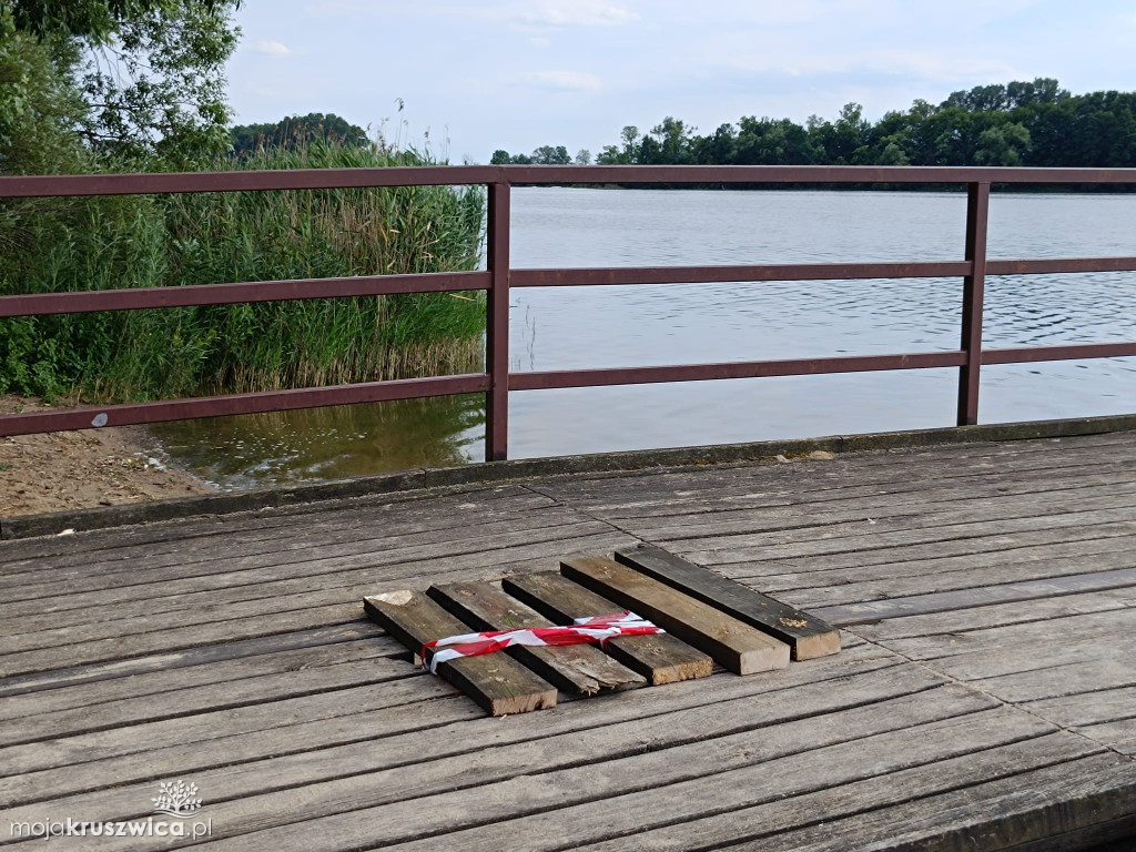 Kruszwica. Pomosty na tzw. dzikiej plaży zostały zamknięte