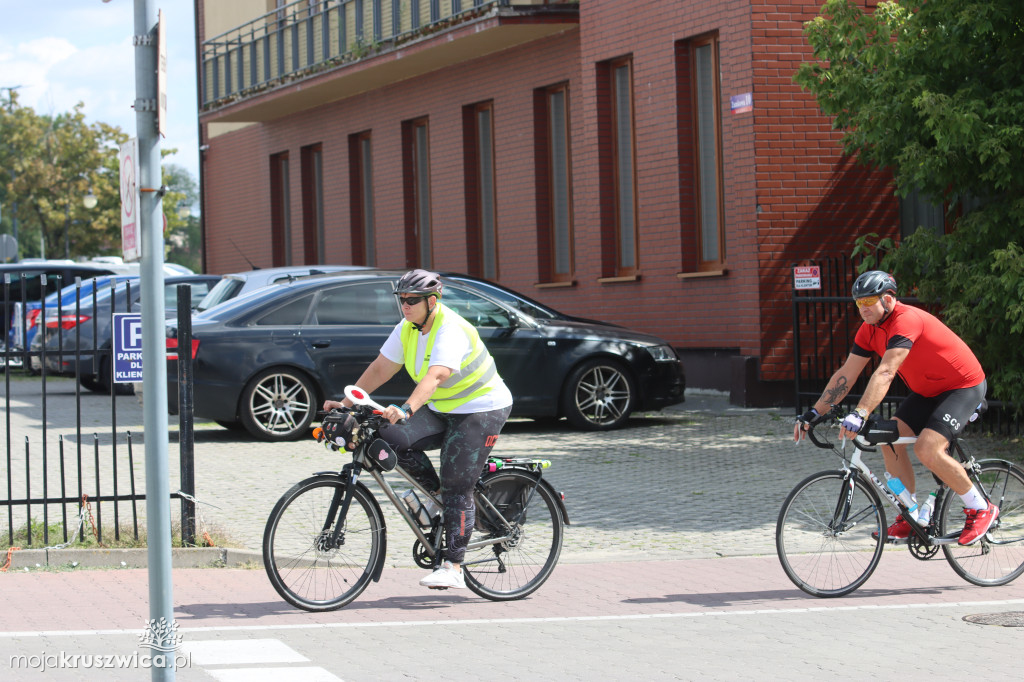 Rowerzyści z Kruszwicy ruszyli na pomidorowy festyn [FOTO]