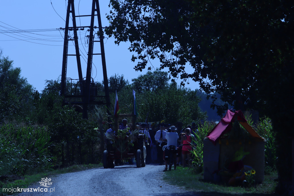 Przemarsz dożynkowy w Chrośnie