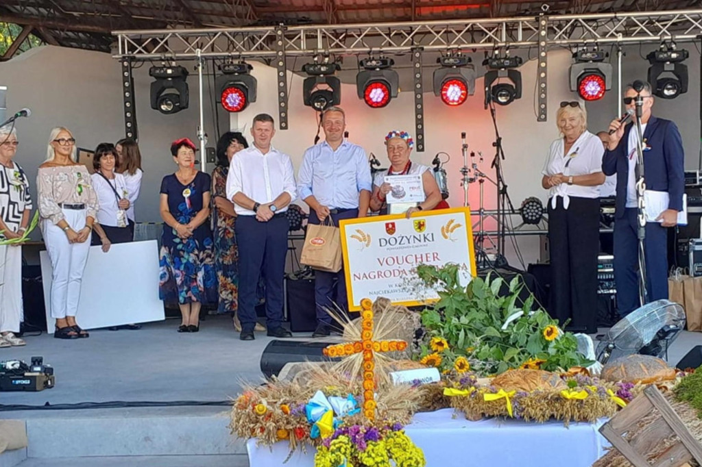 Kruszwicka reprezentacja na dożynkach w Dąbrowie Biskupiej