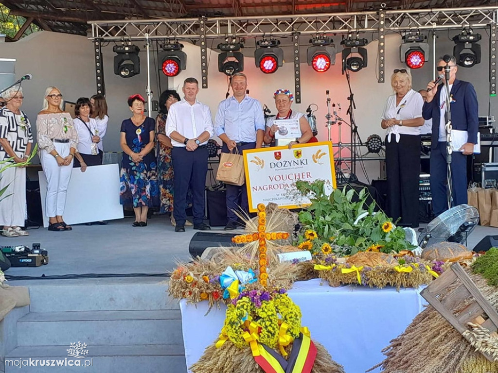 Kruszwicka reprezentacja na dożynkach w Dąbrowie Biskupiej