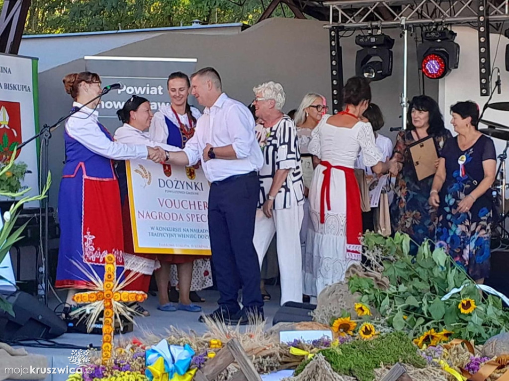 Kruszwicka reprezentacja na dożynkach w Dąbrowie Biskupiej