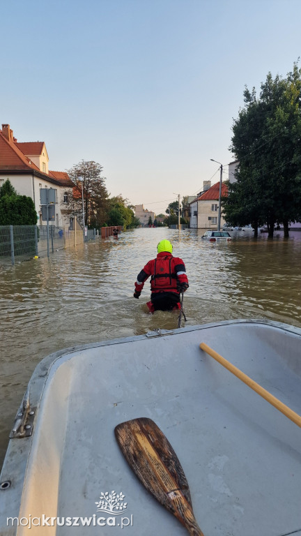  Wielka woda zabrała im wszystko. Na miejscu działają ratownicy z Kruszwicy 