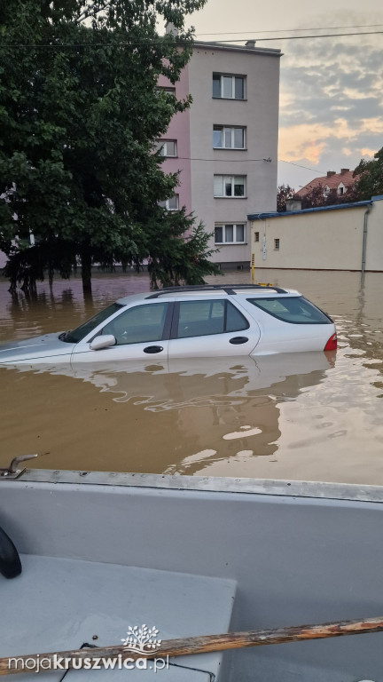  Wielka woda zabrała im wszystko. Na miejscu działają ratownicy z Kruszwicy 