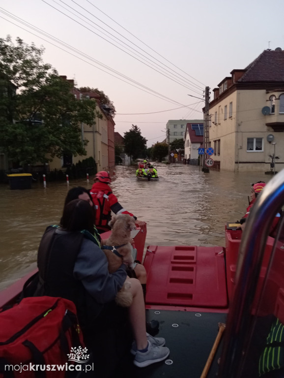  Wielka woda zabrała im wszystko. Na miejscu działają ratownicy z Kruszwicy 