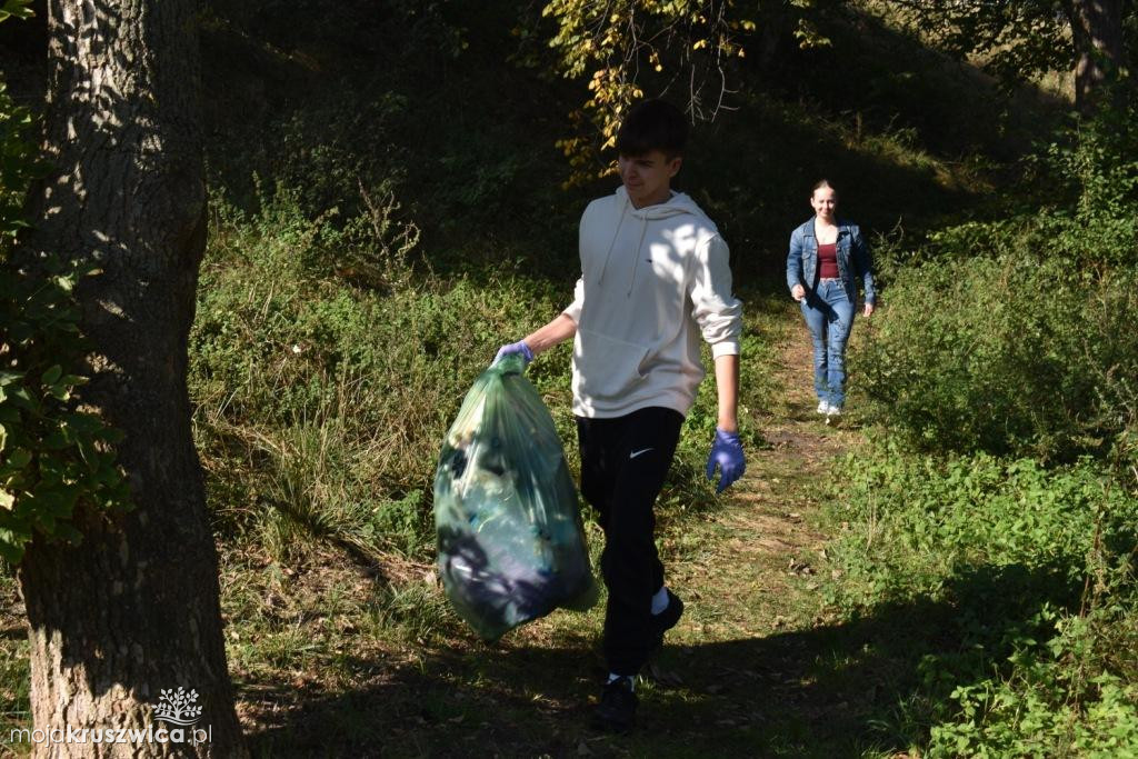 Tak młodzi kruszwiczanie sprzątali świat [ZDJĘCIA]