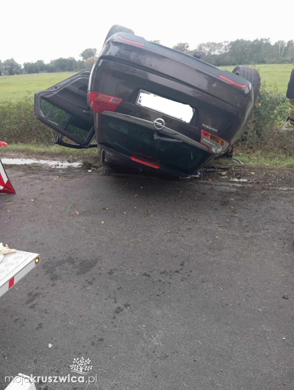 Śmiertelny wypadek w Szarleju: Samochód dachował i uderzył w drzewo [FOTO]