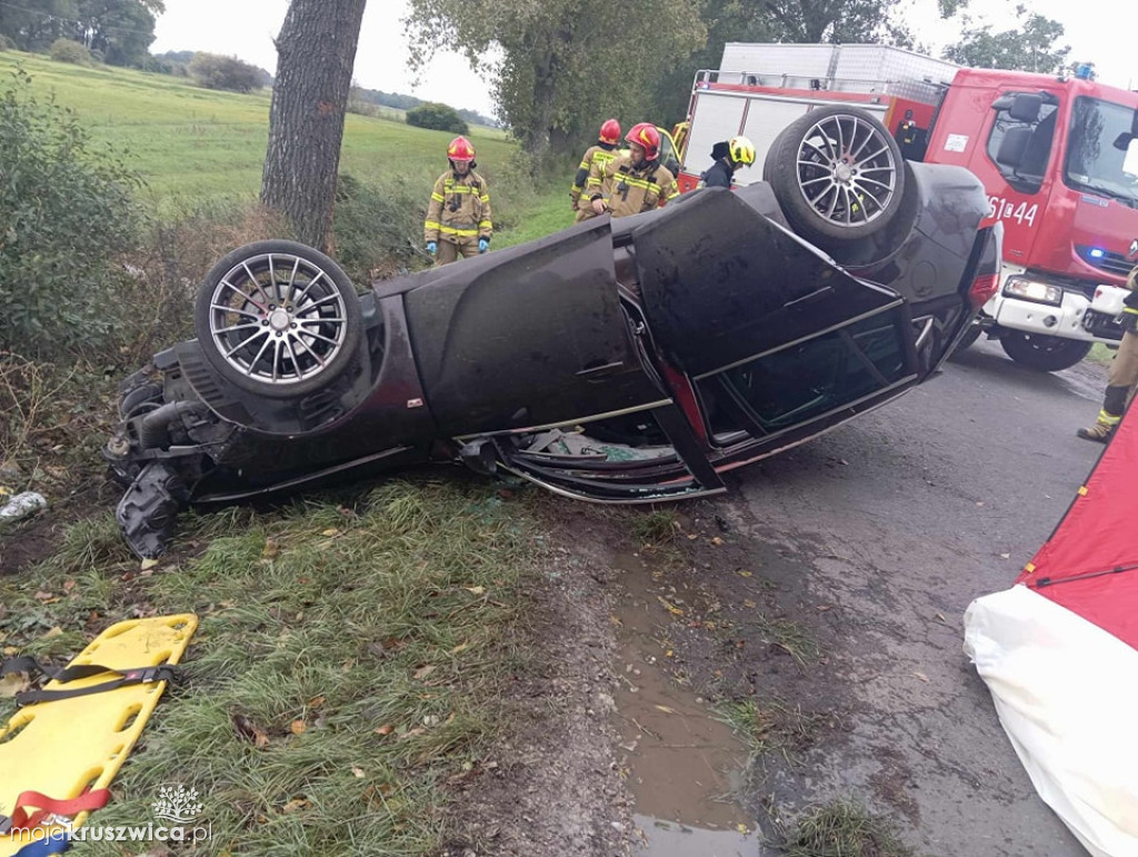 Śmiertelny wypadek w Szarleju: Samochód dachował i uderzył w drzewo [FOTO]