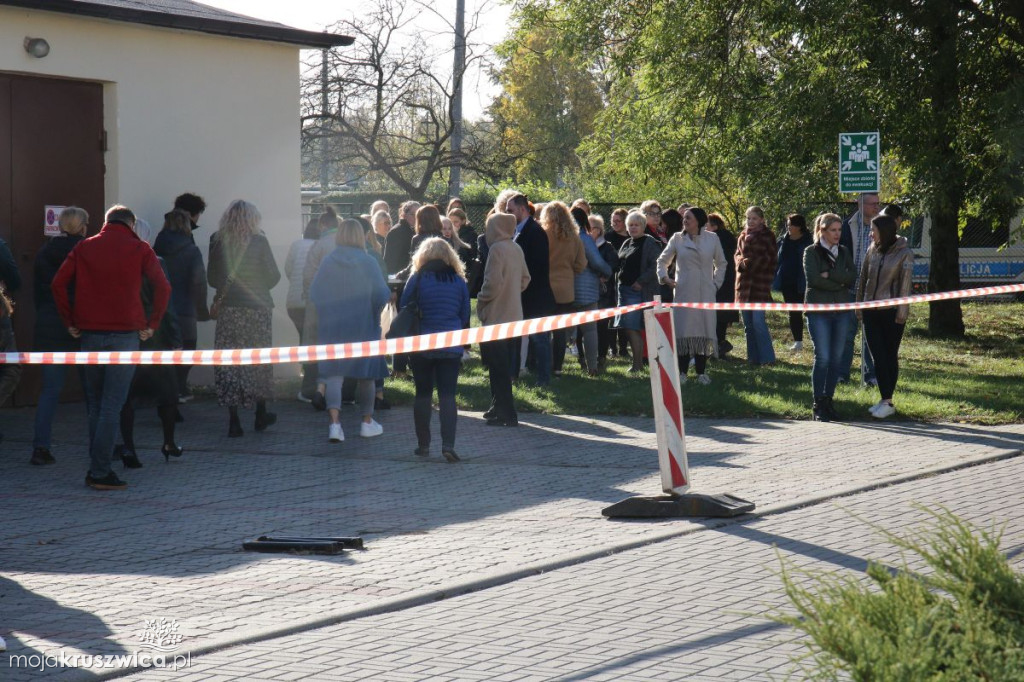 Niebezpieczny przedmiot przy budynku Starostwa Powiatowego