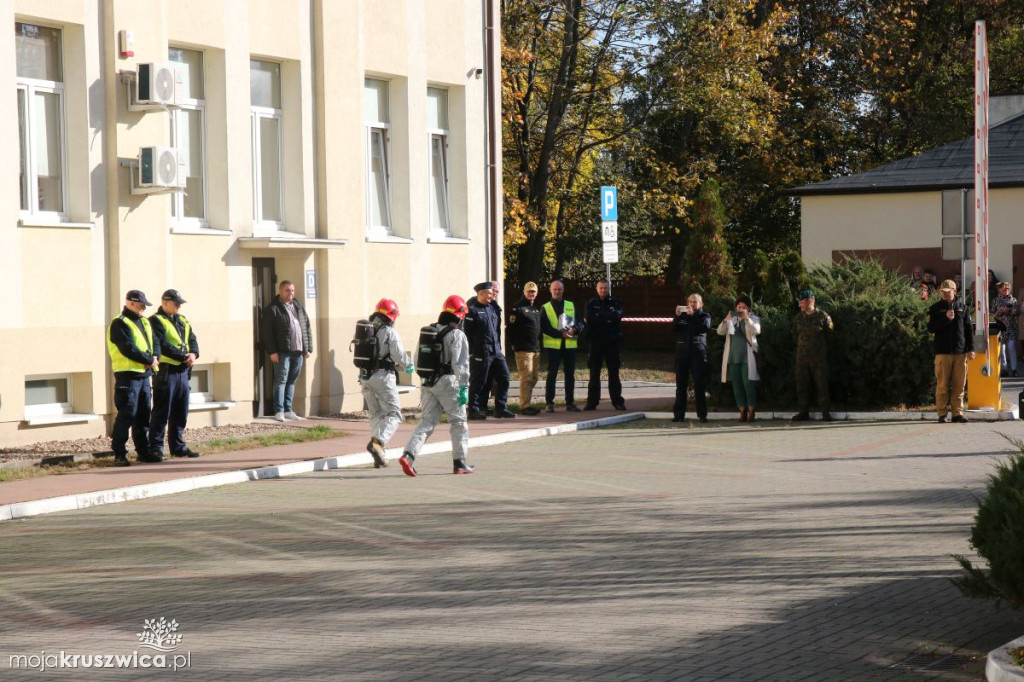 Niebezpieczny przedmiot przy budynku Starostwa Powiatowego