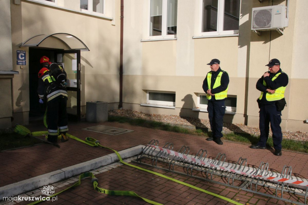 Niebezpieczny przedmiot przy budynku Starostwa Powiatowego