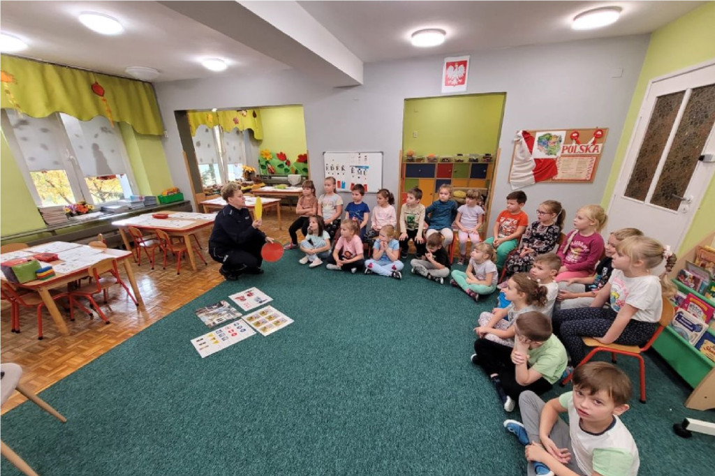 Przedszkolaki też uczą się zasad bezpiecznego poruszania się po drogach