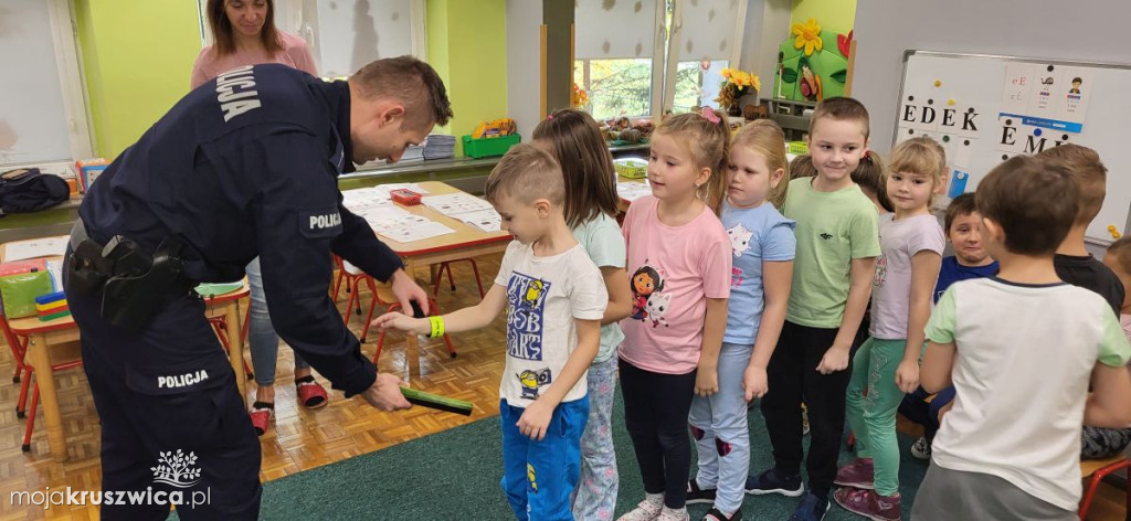 Przedszkolaki też uczą się zasad bezpiecznego poruszania się po drogach