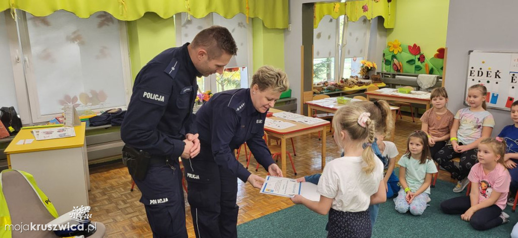 Przedszkolaki też uczą się zasad bezpiecznego poruszania się po drogach