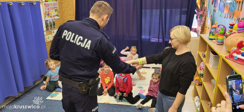 Przedszkolaki też uczą się zasad bezpiecznego poruszania się po drogach