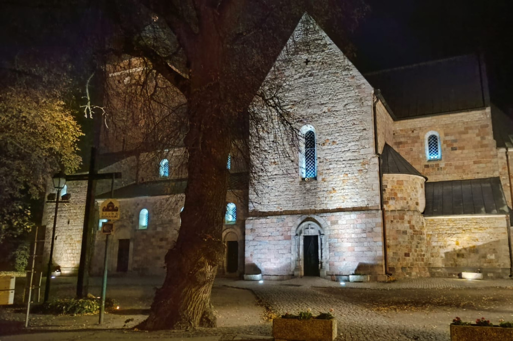 Dzień Wszystkich Świętych: Na kruszwickim cmentarzu płonie tysiące zniczy [FOTO]