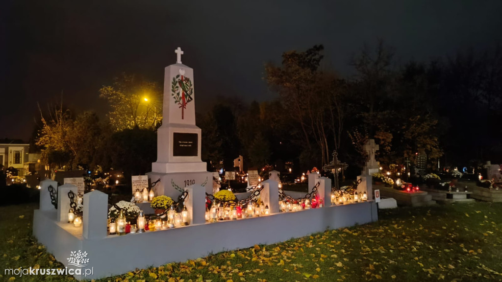 Dzień Wszystkich Świętych: Na kruszwickim cmentarzu płonie tysiące zniczy [FOTO]