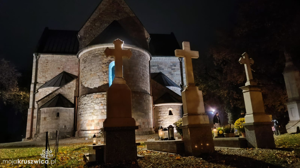 Dzień Wszystkich Świętych: Na kruszwickim cmentarzu płonie tysiące zniczy [FOTO]