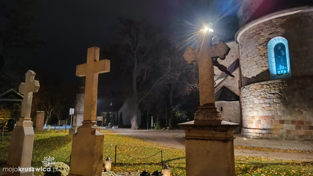 Dzień Wszystkich Świętych: Na kruszwickim cmentarzu płonie tysiące zniczy [FOTO]