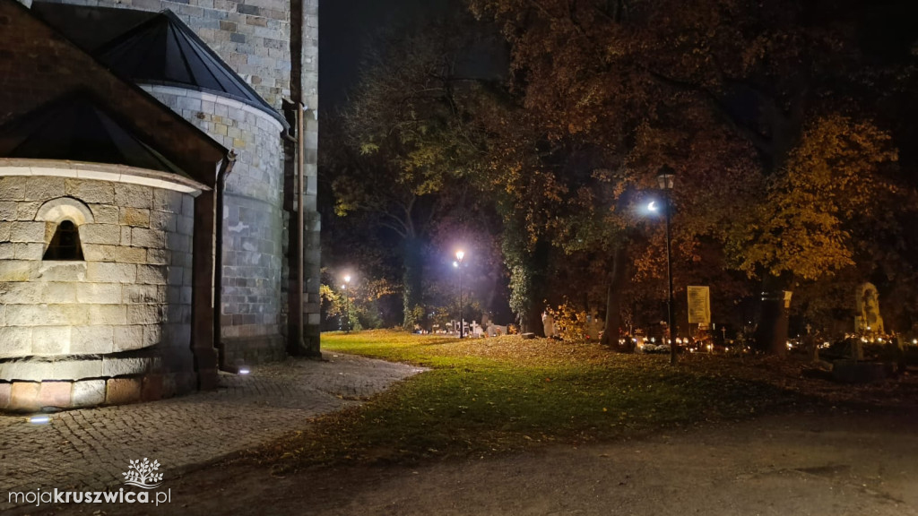 Dzień Wszystkich Świętych: Na kruszwickim cmentarzu płonie tysiące zniczy [FOTO]