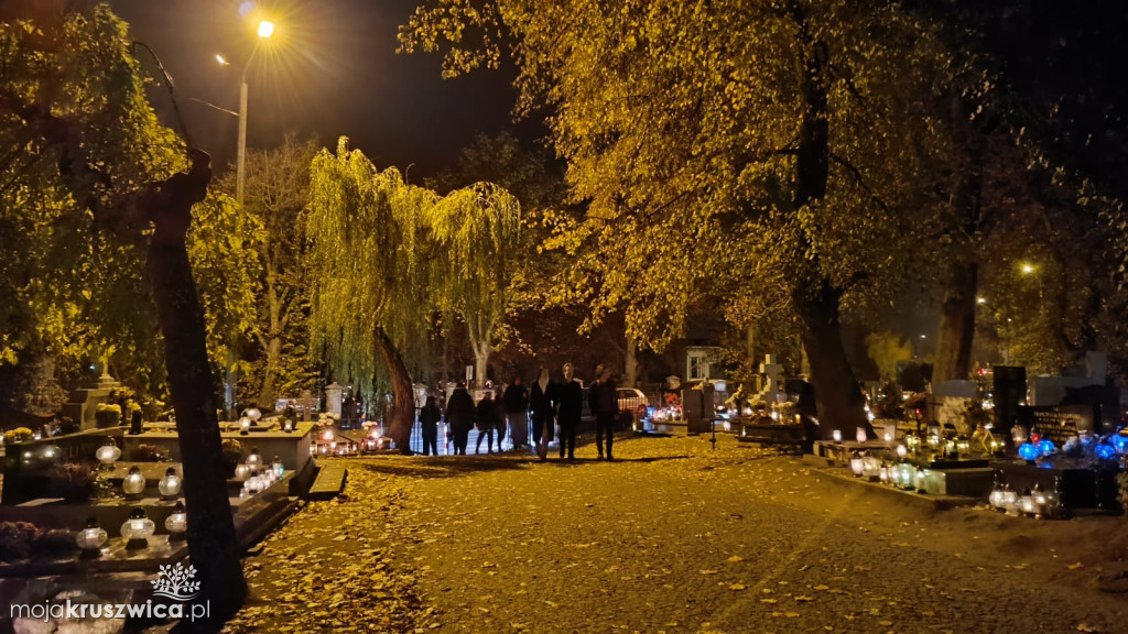 Dzień Wszystkich Świętych: Na kruszwickim cmentarzu płonie tysiące zniczy [FOTO]