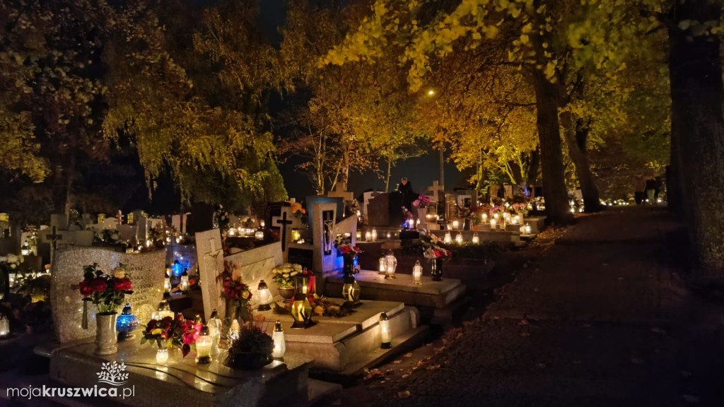 Dzień Wszystkich Świętych: Na kruszwickim cmentarzu płonie tysiące zniczy [FOTO]