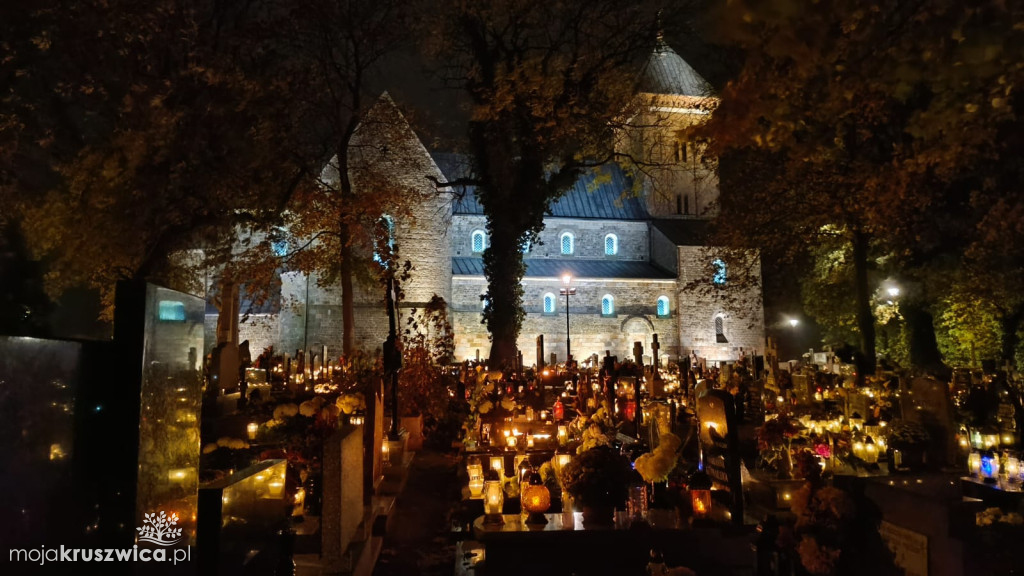 Dzień Wszystkich Świętych: Na kruszwickim cmentarzu płonie tysiące zniczy [FOTO]