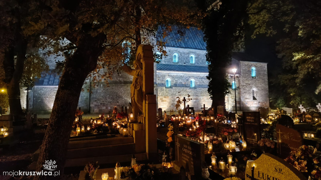 Dzień Wszystkich Świętych: Na kruszwickim cmentarzu płonie tysiące zniczy [FOTO]