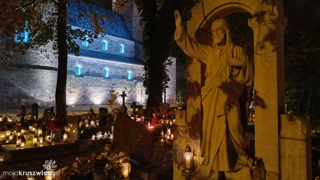 Dzień Wszystkich Świętych: Na kruszwickim cmentarzu płonie tysiące zniczy [FOTO]