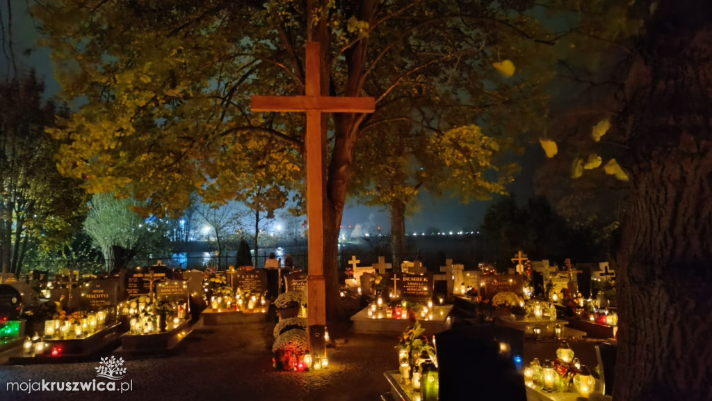 Dzień Wszystkich Świętych: Na kruszwickim cmentarzu płonie tysiące zniczy [FOTO]