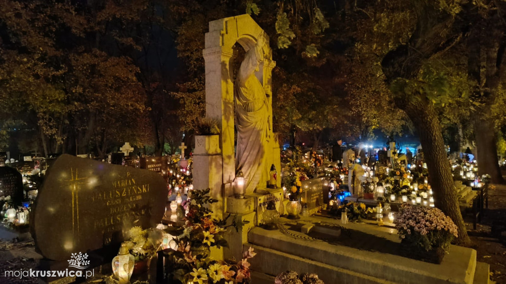 Dzień Wszystkich Świętych: Na kruszwickim cmentarzu płonie tysiące zniczy [FOTO]