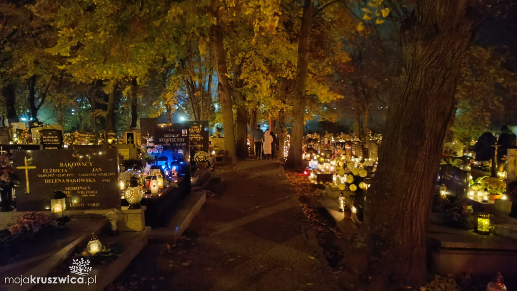 Dzień Wszystkich Świętych: Na kruszwickim cmentarzu płonie tysiące zniczy [FOTO]