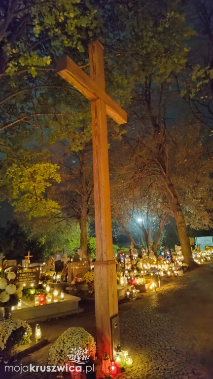 Dzień Wszystkich Świętych: Na kruszwickim cmentarzu płonie tysiące zniczy [FOTO]