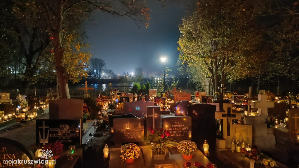 Dzień Wszystkich Świętych: Na kruszwickim cmentarzu płonie tysiące zniczy [FOTO]