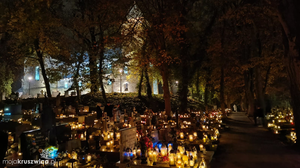 Dzień Wszystkich Świętych: Na kruszwickim cmentarzu płonie tysiące zniczy [FOTO]